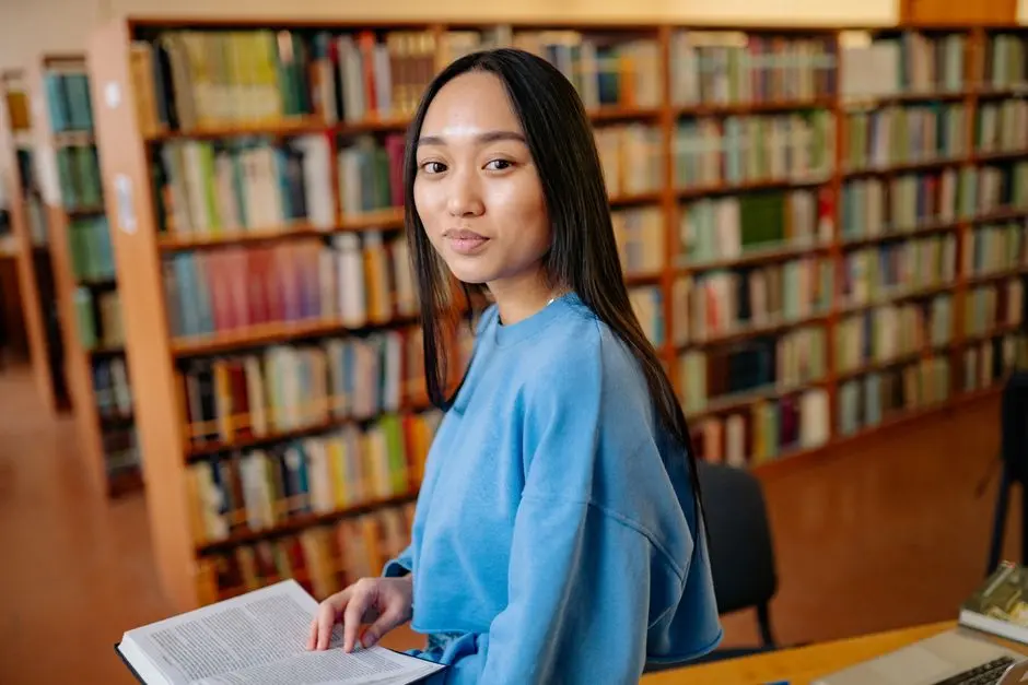Mahasiswa sedang membaca buku di perpustakaan kampus